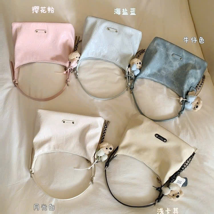 B505 - TÚI XÁCH CHIO SIZE 27 KÈM CHARM GẤU NƠ