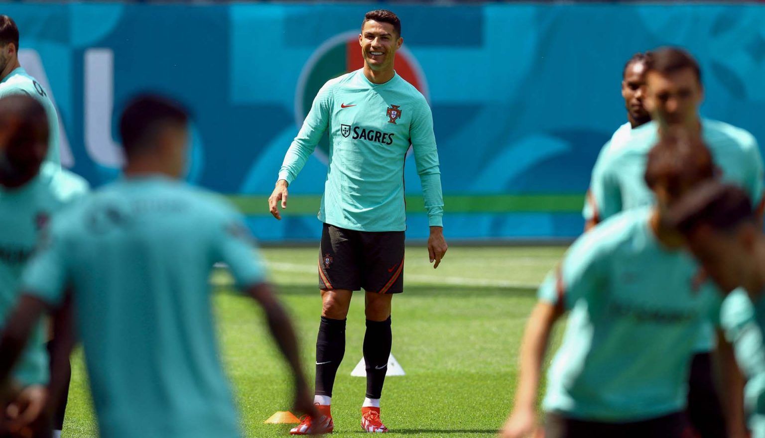 Nike thửa riêng giày cho Ronaldo CR7 để chơi tại EURO 2021