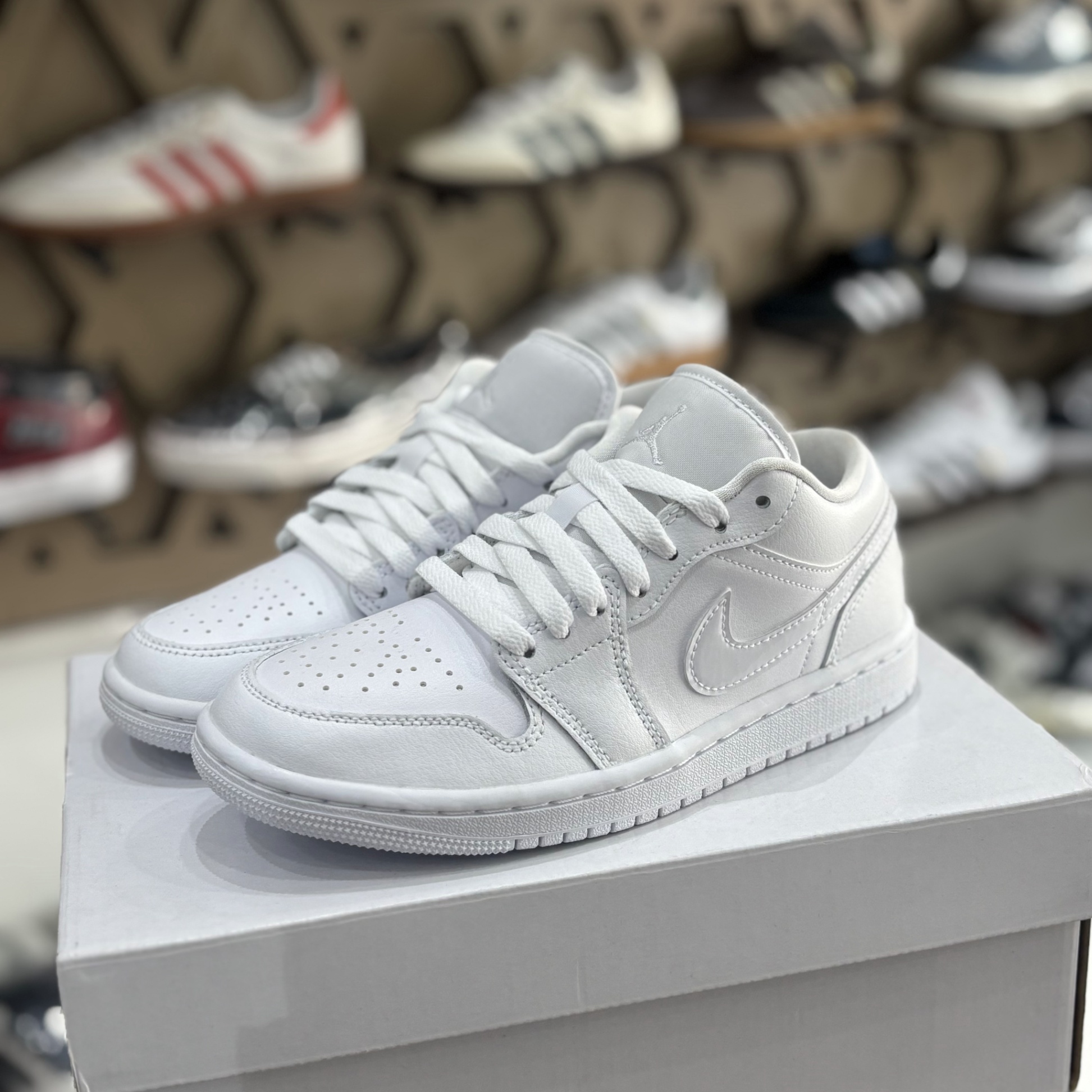 NIKE AIR JORDAN LOW ALL WHITE