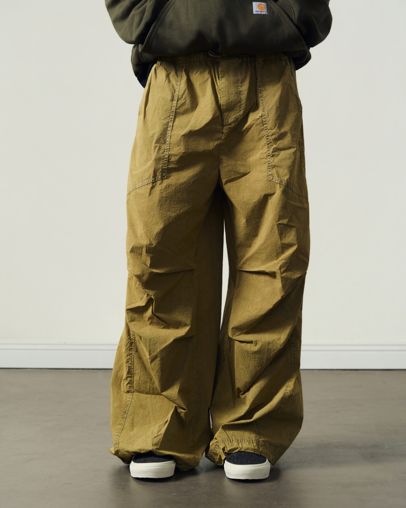 URBAN OUTFITTERS SLOAN NYLON BALOON PANTS IN BEIGE