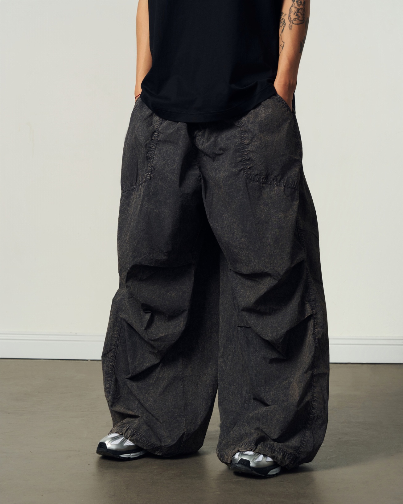 URBAN OUTFITTERS SLOAN NYLON BALOON PANTS IN BLACK
