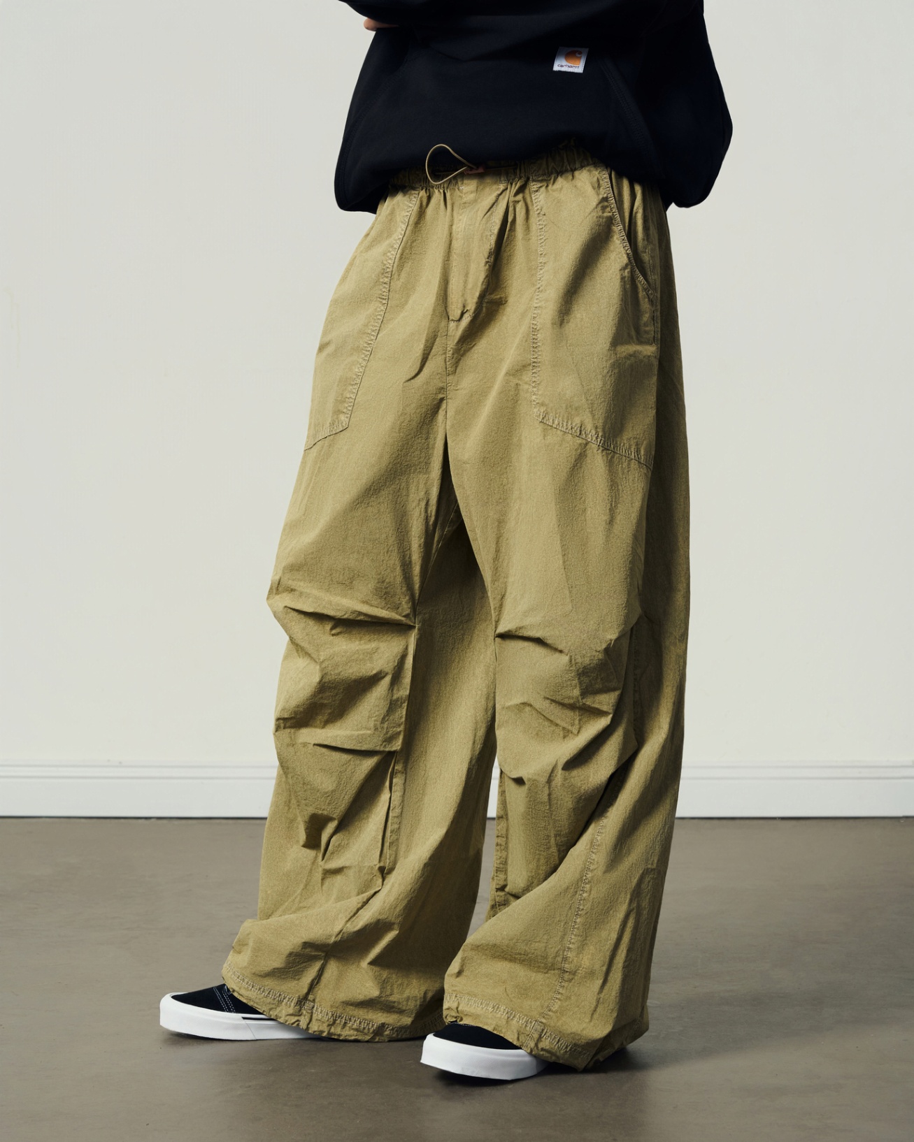 URBAN OUTFITTERS SLOAN NYLON BALOON PANTS IN NEUTRAL