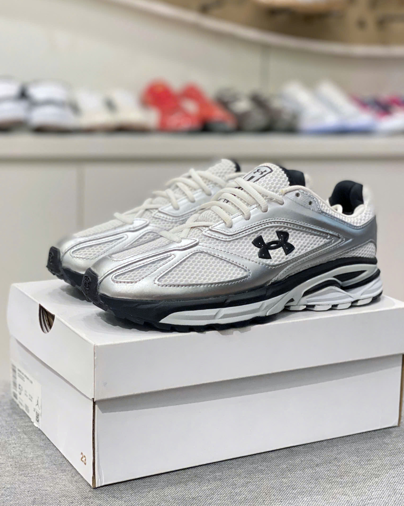 UNDER ARMOUR HOVR APPARITION BLACK SILVER