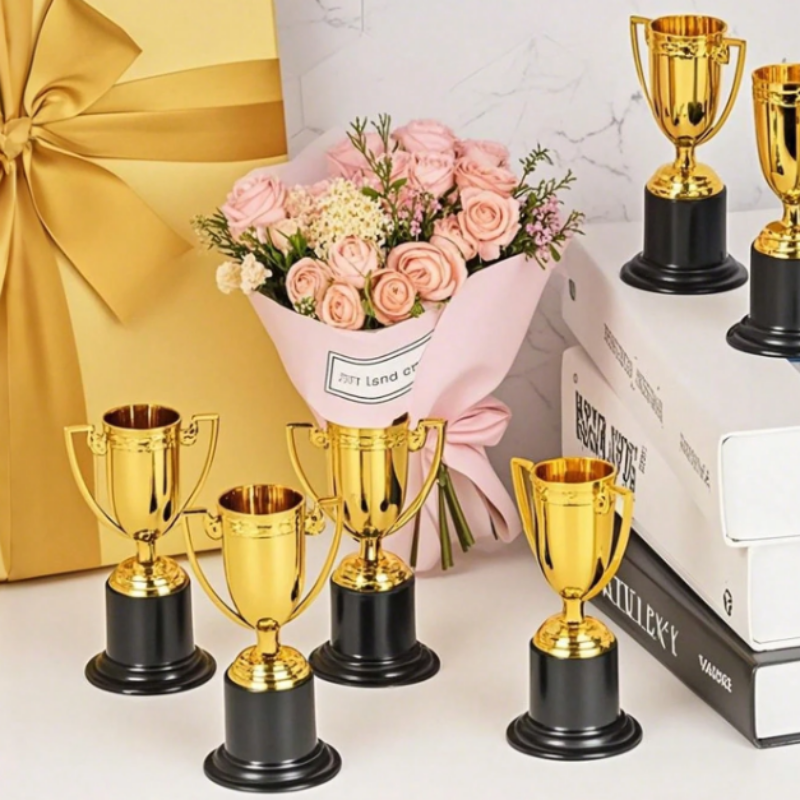 Set 12 Cúp Vô Địch Mini Nhựa Vàng