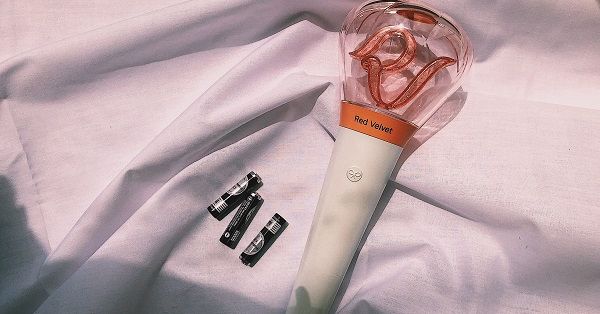 Chiêm ngưỡng vẻ đẹp lighstick dành tặng fan của 5 cô công chúa Red Velvet