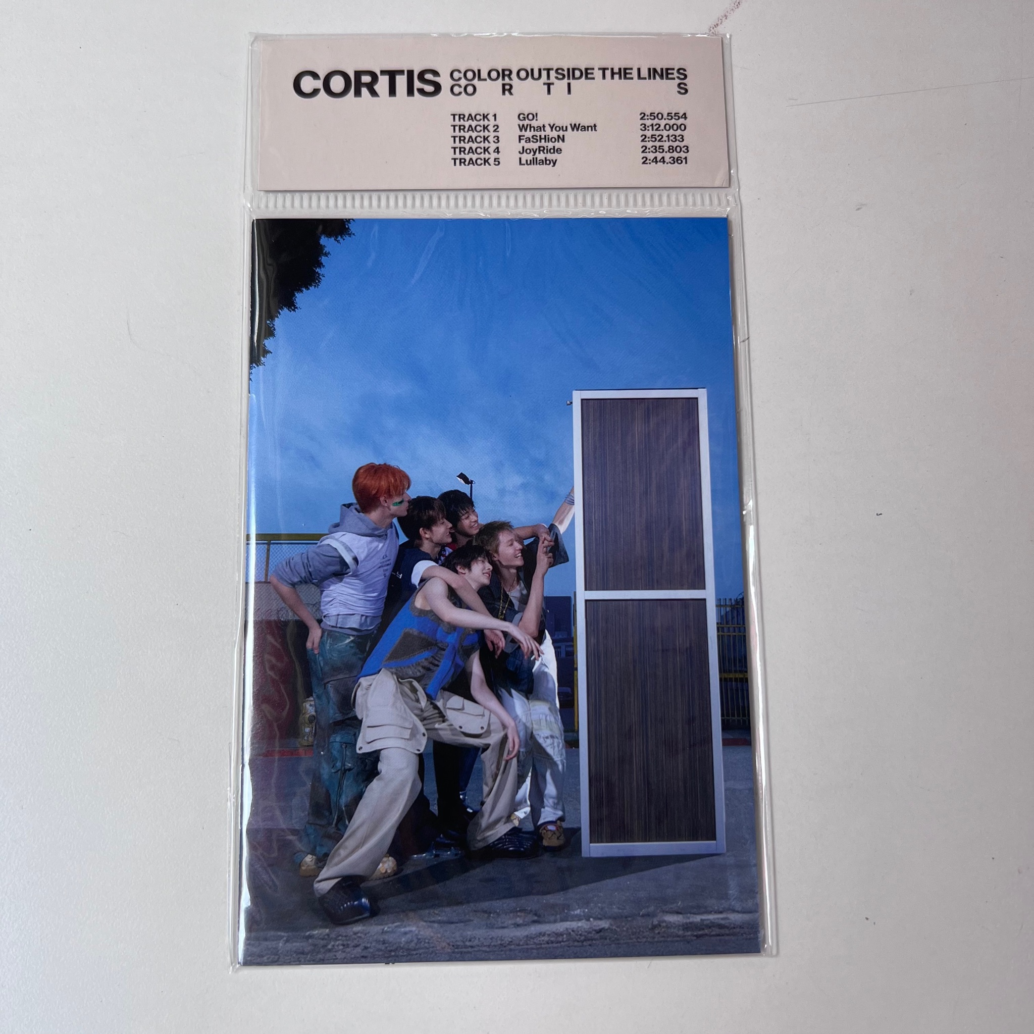 ALBUM CORTIS The 1st EP [COLOR OUTSIDE THE LINES] (Weverse Albums ver.)