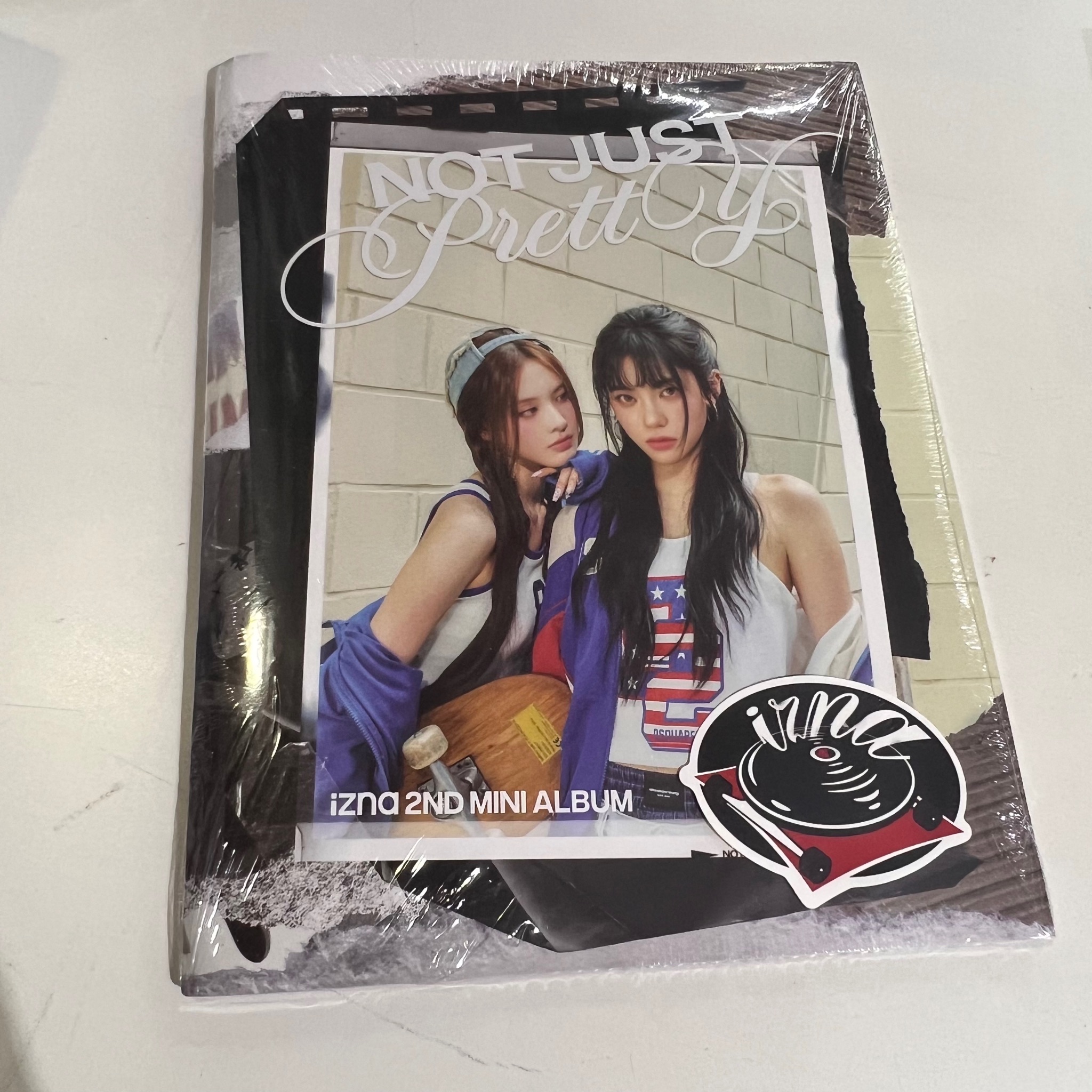 ALBUM izna [Not Just Pretty] (POSTERBOOK Ver.)