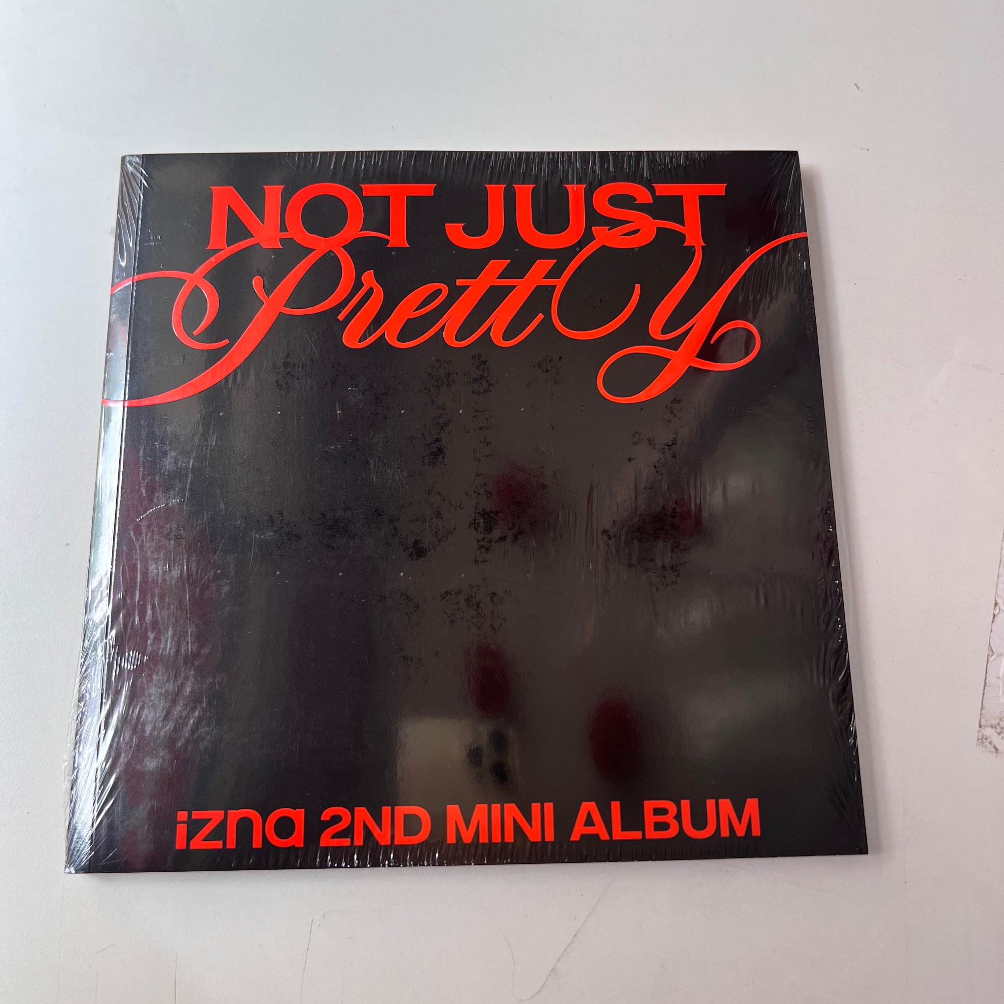 ALBUM izna [Not Just Pretty] (PHOTOBOOK Ver.)