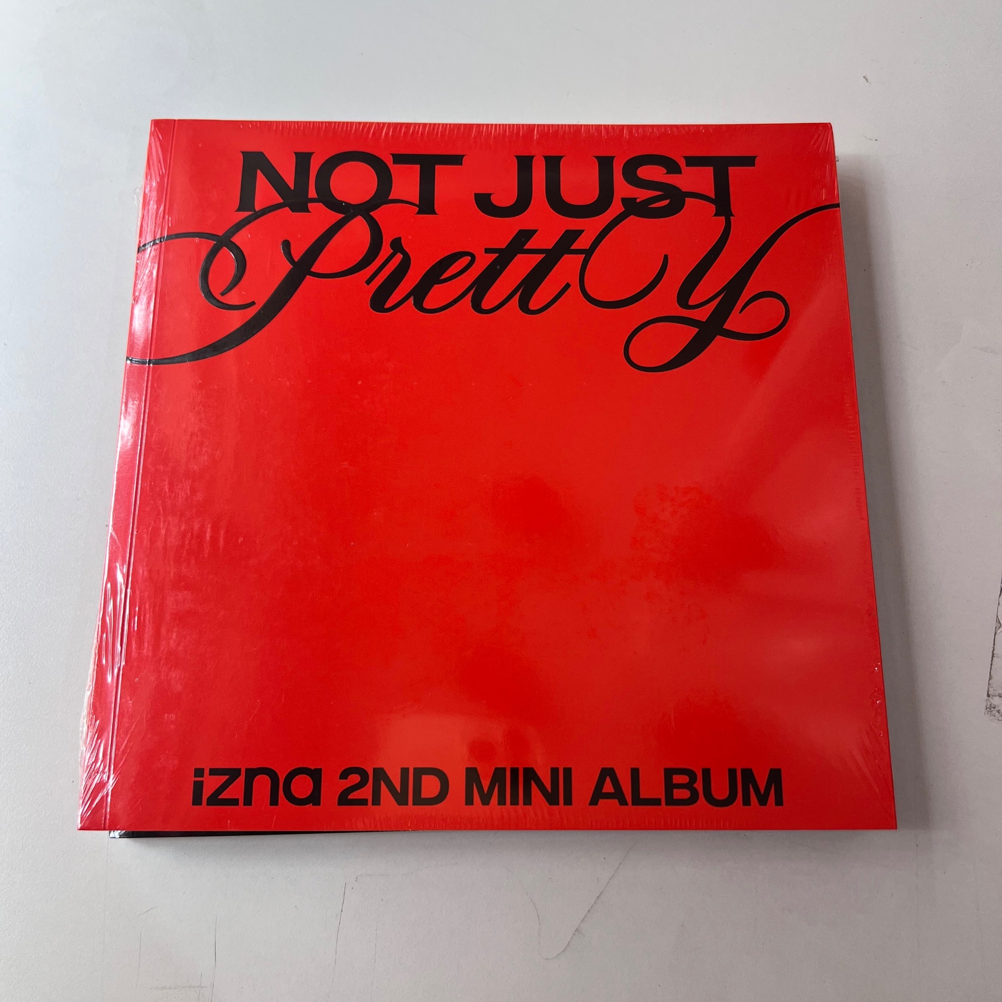 ALBUM izna [Not Just Pretty] (PHOTOBOOK Ver.)