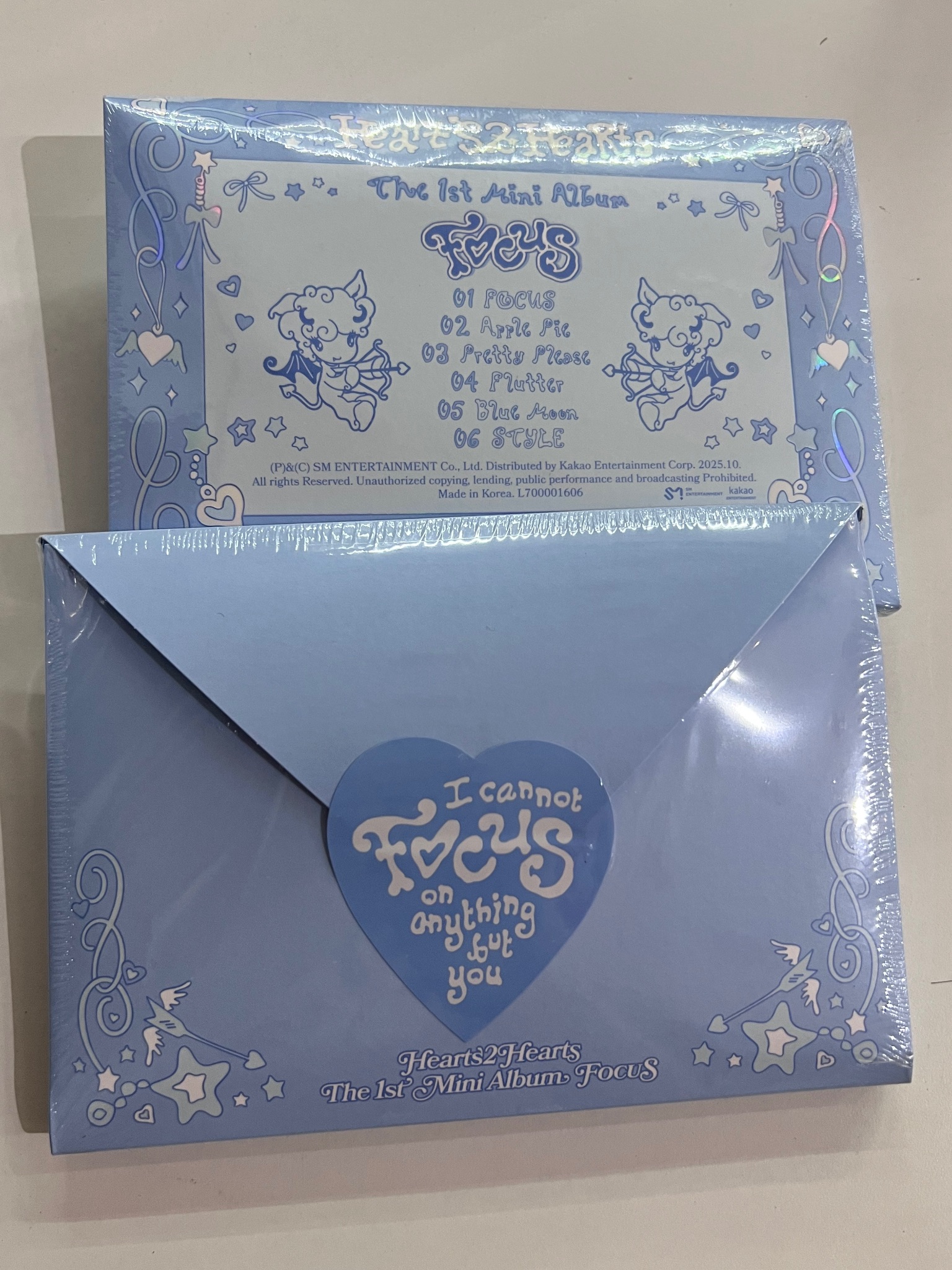 Album Hearts2Hearts 1st Mini Album [FOCUS] (Heart Locket Ver.)(Smart Album)