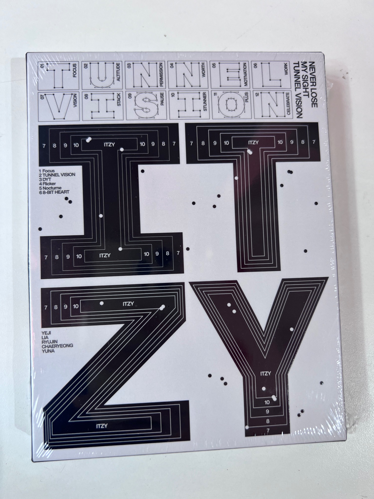 ALBUM ITZY [TUNNEL VISION] (Box Ver.)