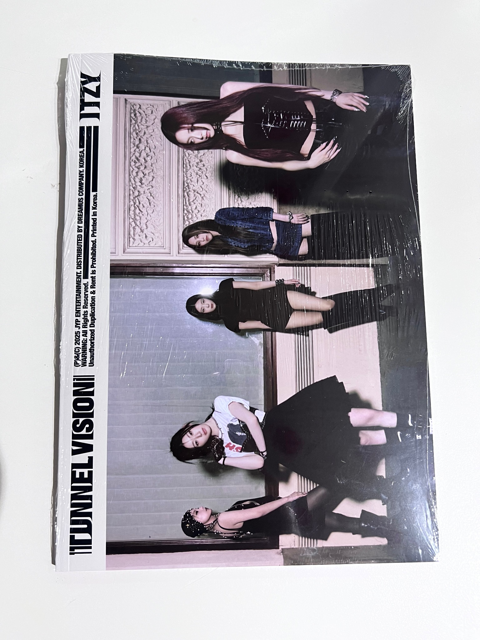 ALBUM ITZY [TUNNEL VISION] (Photobook Ver.)