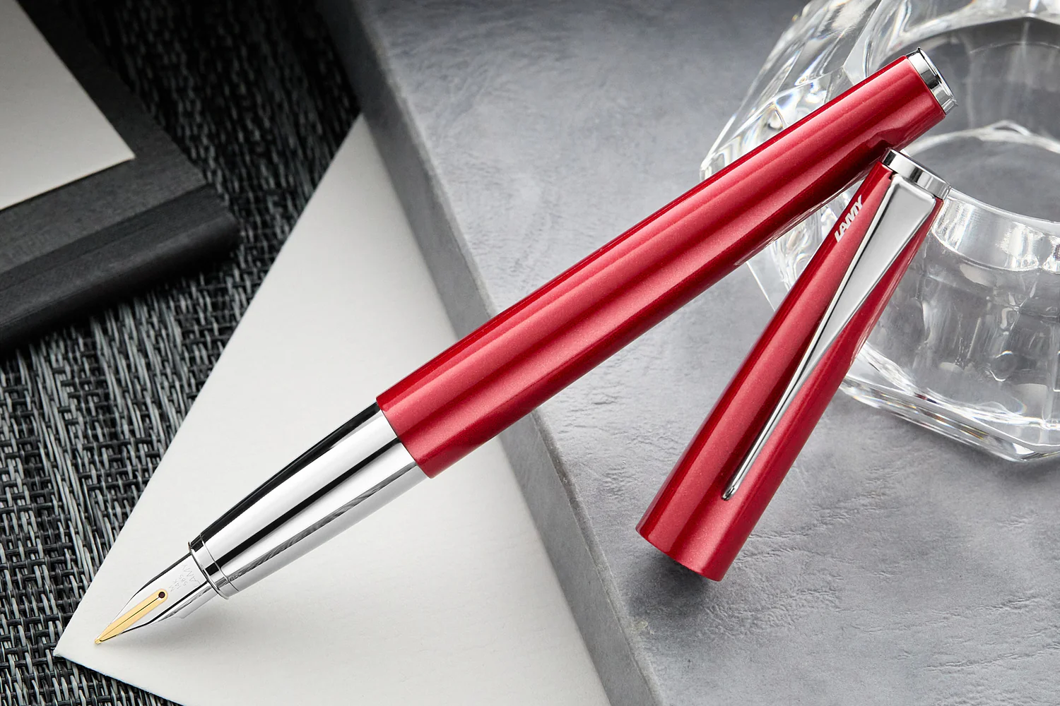 But-may-Lamy-Studio-Piano-Red-ngoi-vang-14k-.webp?v=1774169463