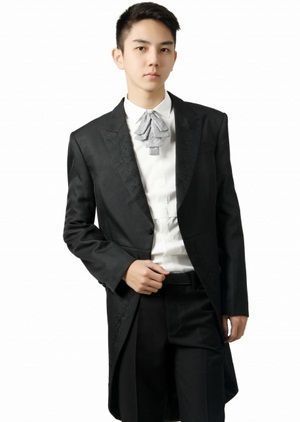 Vest đen hoa văn ve cổ dưới,xẻ 2 tà dài,1 khuy giữa thân