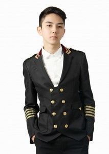 Vest hoàng gia,ve cổ trên pha nhung đỏ viền vàng