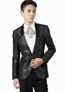 Vest đen thêu hoa nổi ve cổ dưới,khuy xích