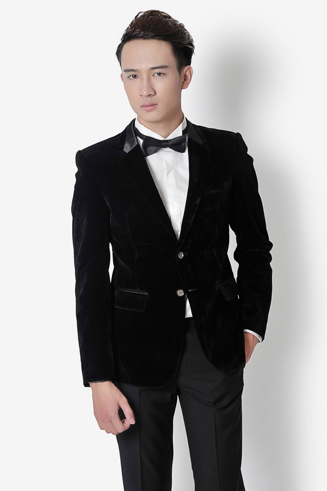 Vest nhung đen 2 cúc, nửa ve cổ trên pha phi bóng