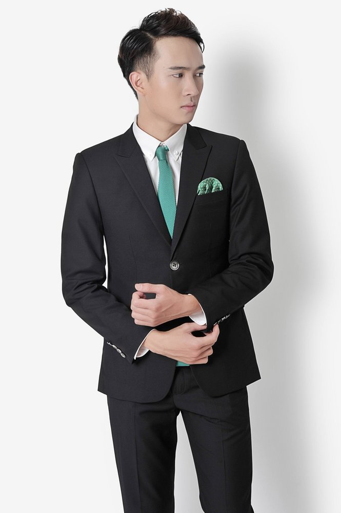 Vest đen 2 cúc, ve cổ dưới vát nhọn sz L