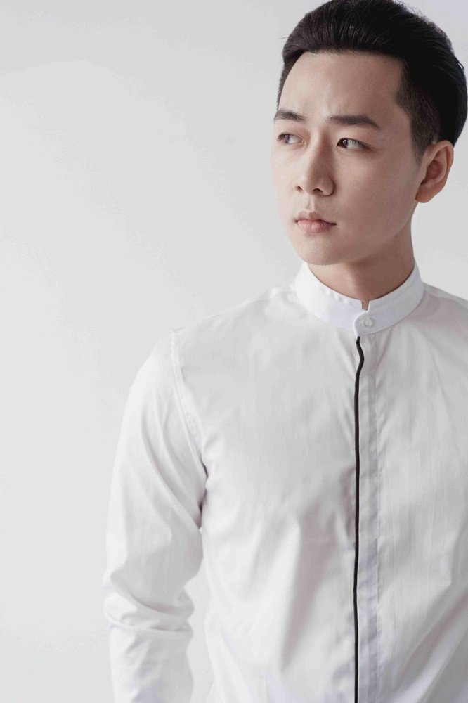 SM trắng cổ tàu nẹp khuy viền đen GC