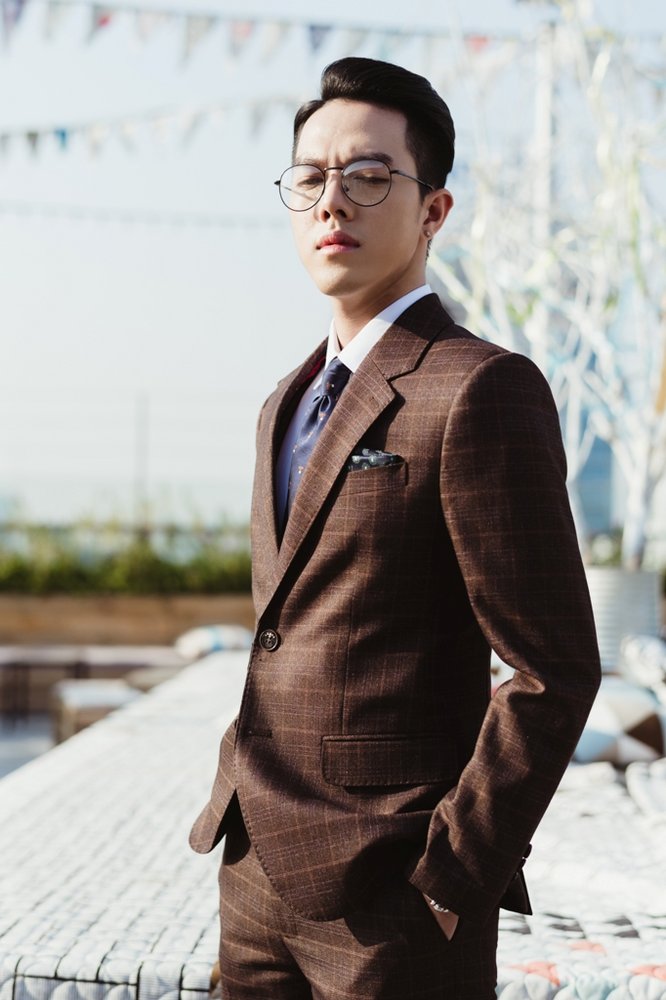 Vest nâu, kẻ vàng- xanh- tím