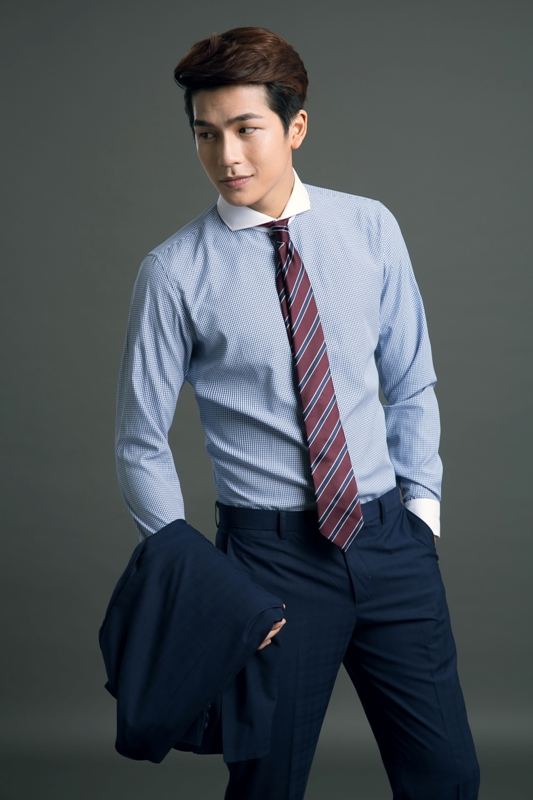 SM kẻ caro nhỏ xanh dương -trắng, pha cổ + cổ tay trắng