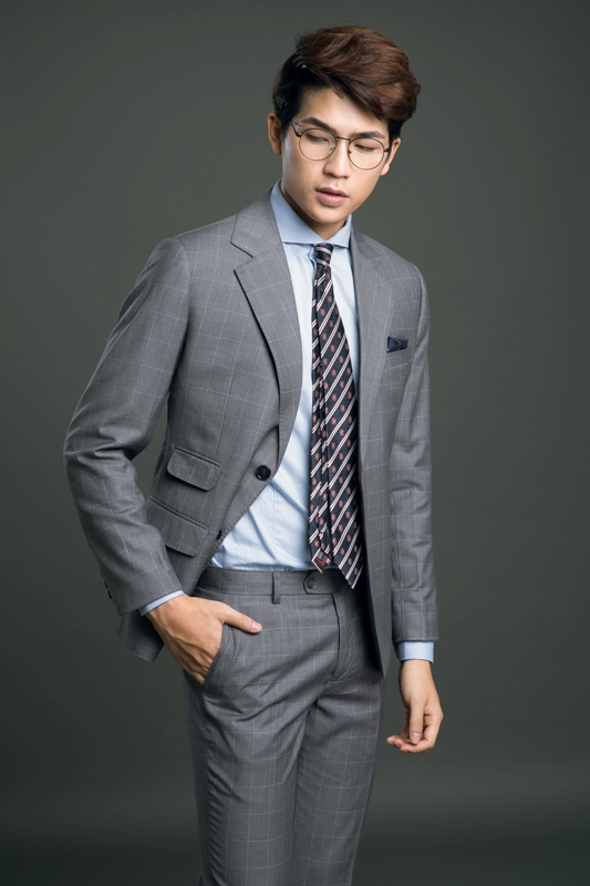 Vest màu ghi xám kẻ chỉ trắng, ve to đột chỉ