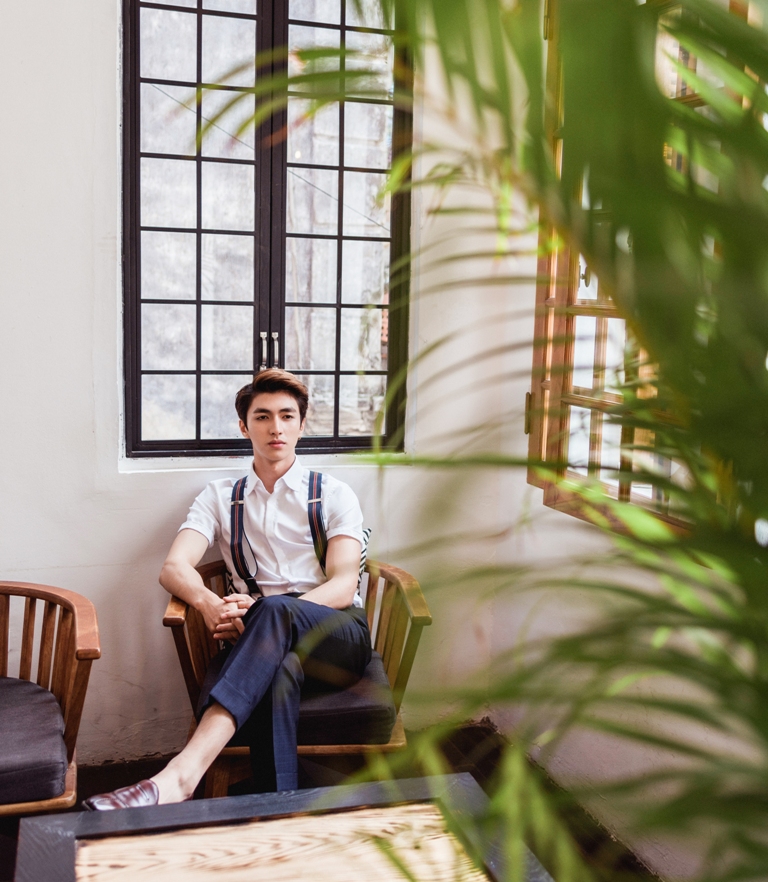 Suspender cài, tím than sọc đỏ giữa