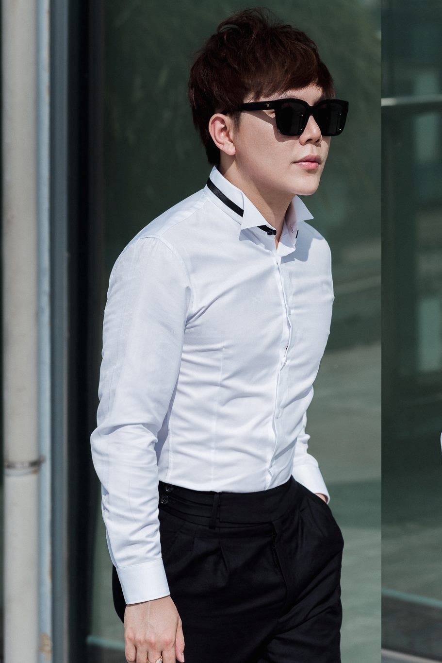 SM trắng ht tam giác nhỏ bóng trắng, cổ tuxedo phối chân đen