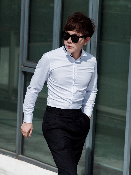 SM trắng ht tam giác nhỏ bóng trắng, cổ tuxedo phối chân đen