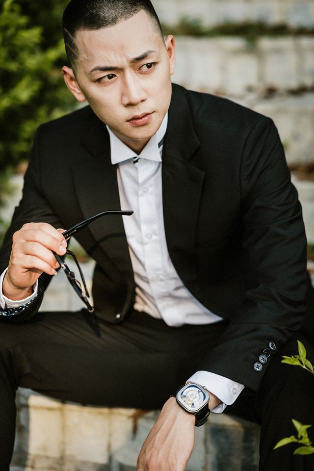 Vest đen kẻ chéo tam giác
