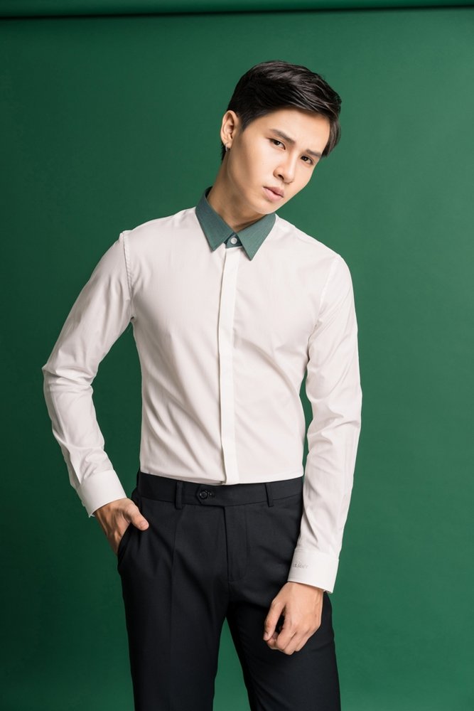 SM trắng pha cổ xanh lá