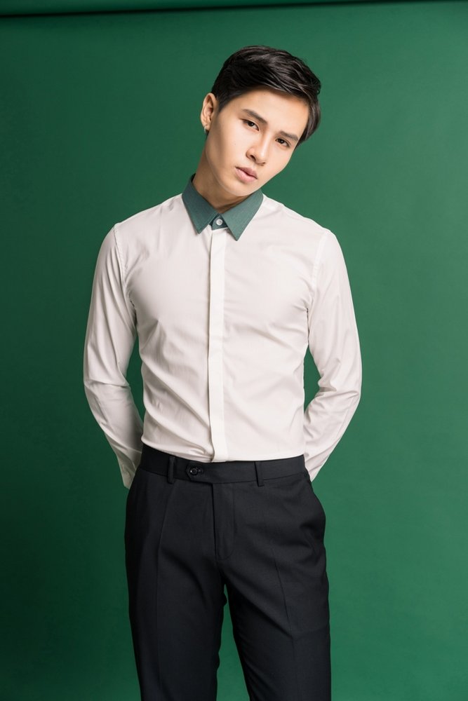 SM trắng pha cổ xanh lá