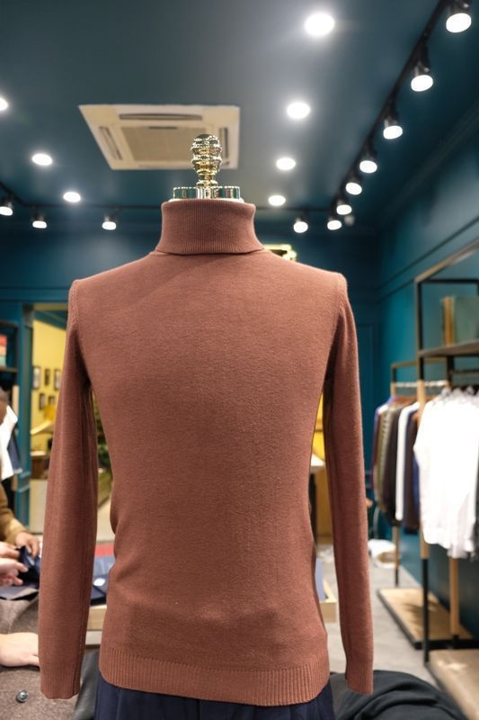AL cổ lọ nâu đất, vạch dọc lưng