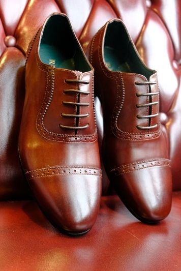 Giày buộc dây nâu, hoa văn quanh miệng giày 888-30