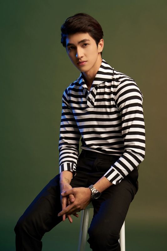 Áo thun kẻ ngang đen- trắng dài tay, khoét chân cổ sz S