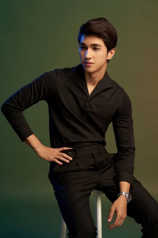 Áo thun đen dài tay, khoét chân cổ sz M