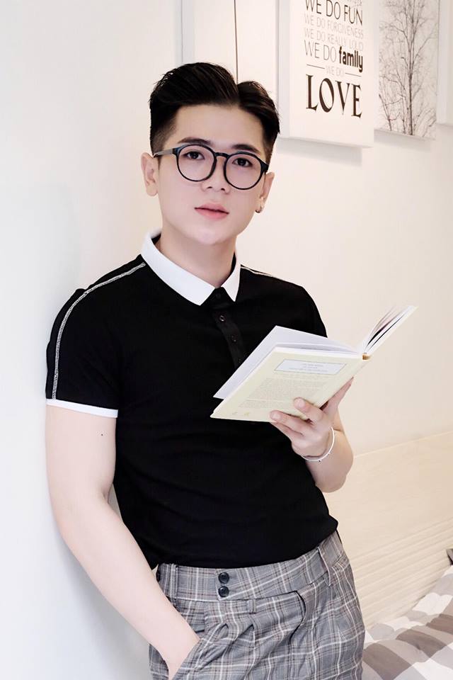 AF đen cổ trắng- logo đen trắng - F219