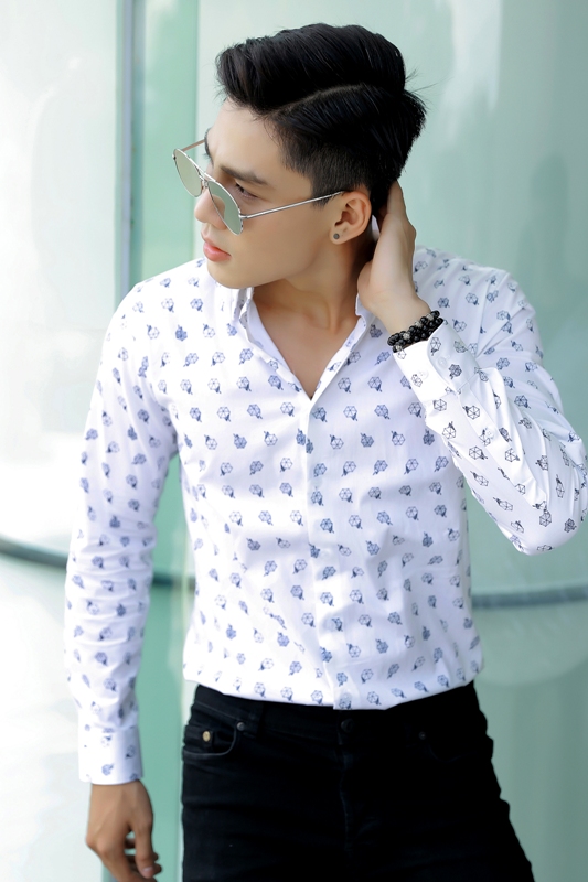 SM trắng ht người che ô