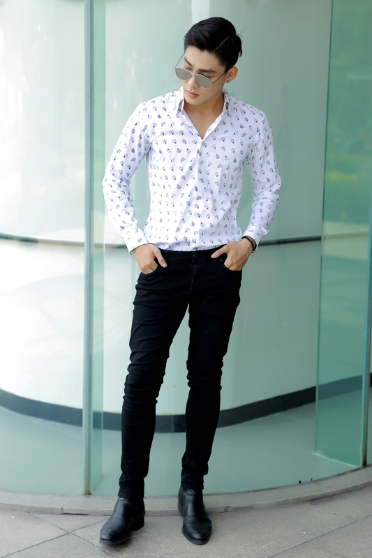 SM trắng ht người che ô