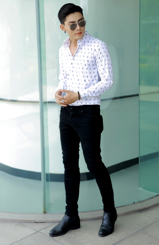 SM trắng ht người che ô