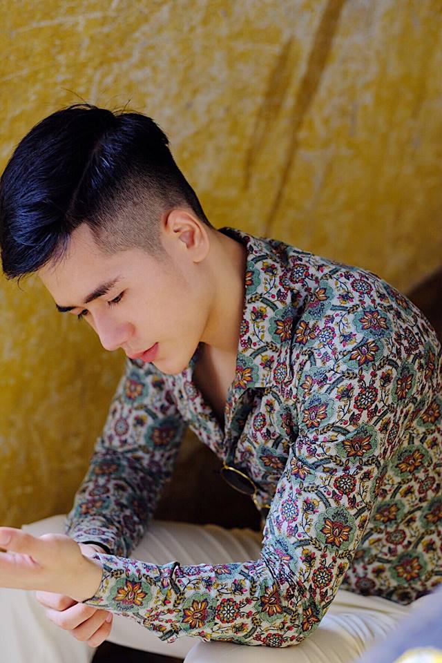 SM xanh lá nhạt họa tiết hoa lá đỏ- vàng- trắng