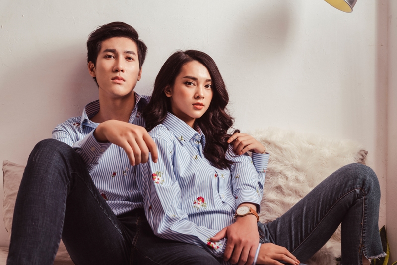 SM sọc xanh dương- trắng thêu hoa trắng đỏ, cài ms