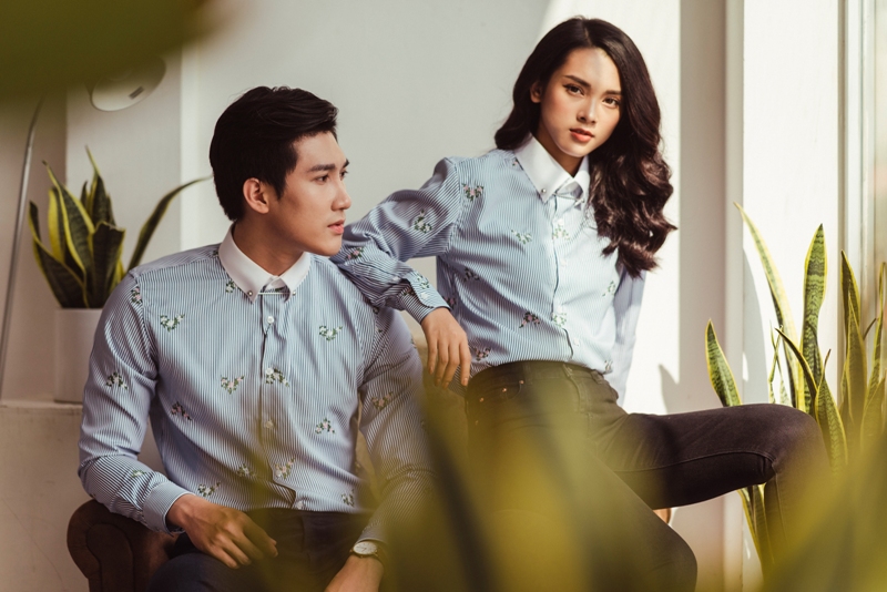 SM sọc XD đậm- trắng, thêu hoa trắng- hồng, pha cổ trắng cài ms