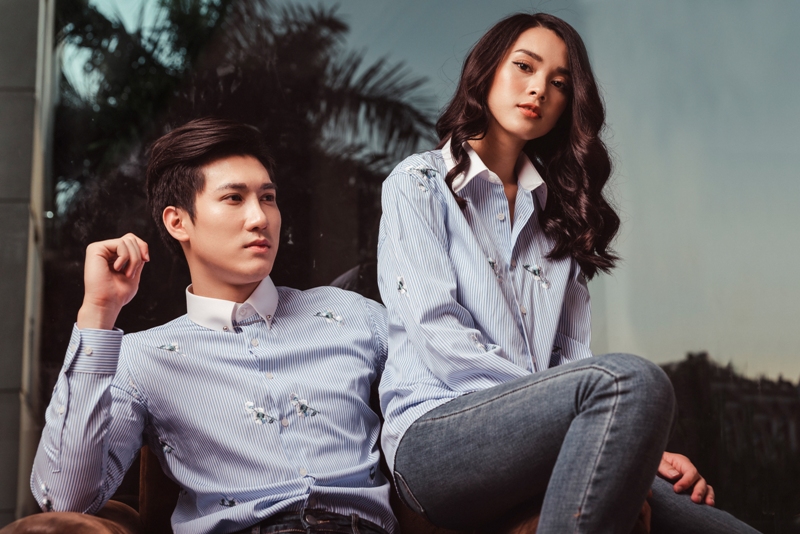 SM sọc xanh dương- trắng thêu hoa xanh- trắng, pha cổ trắng cài ms