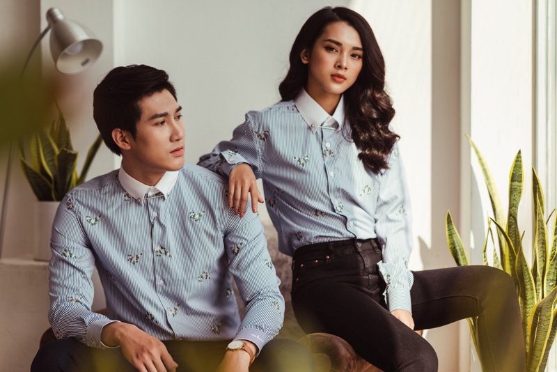 SM sọc XD đậm- trắng, thêu hoa trắng- hồng, pha cổ trắng cài ms