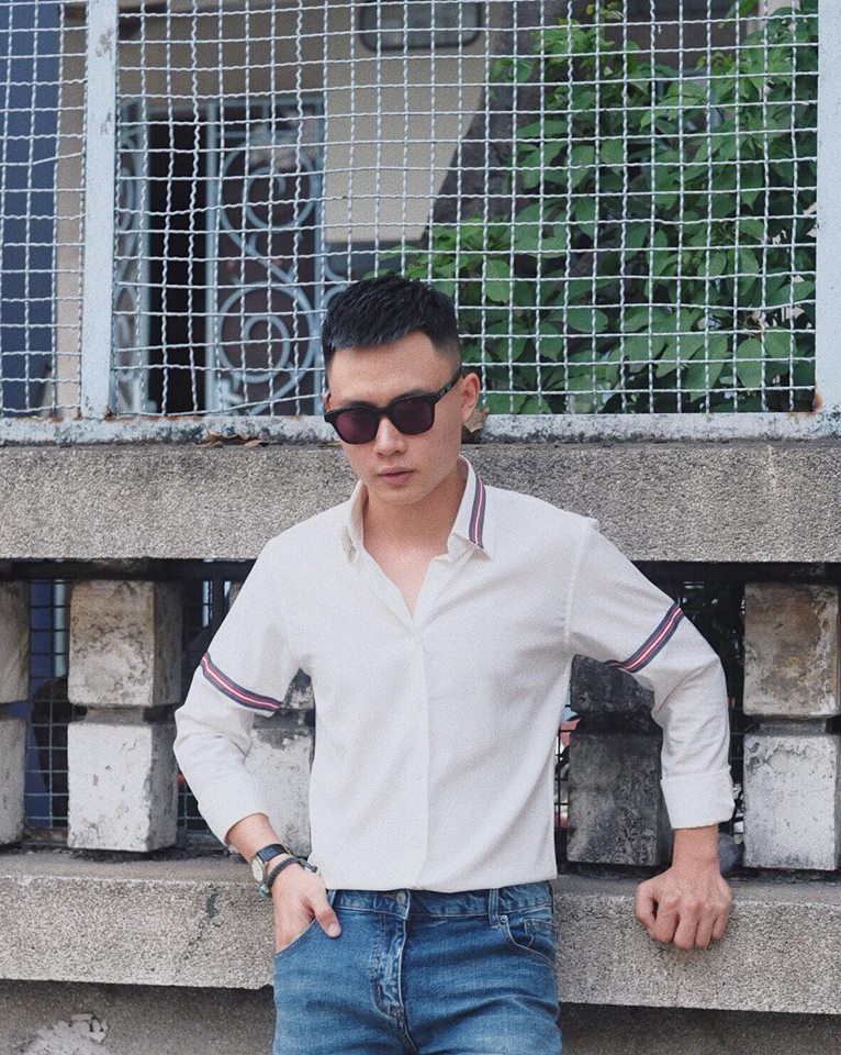 SM trắng ngà phối nẹp cổ + bắp tay ghi-đỏ trắng