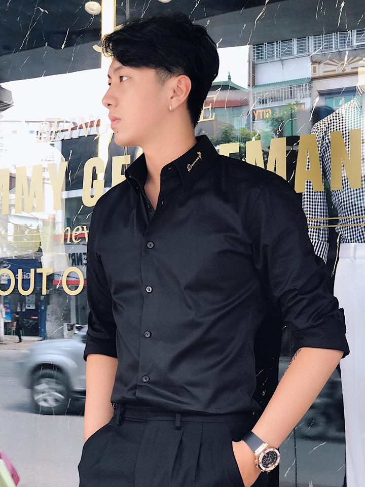 SM đen thêu chữ ký Remmy lá cổ