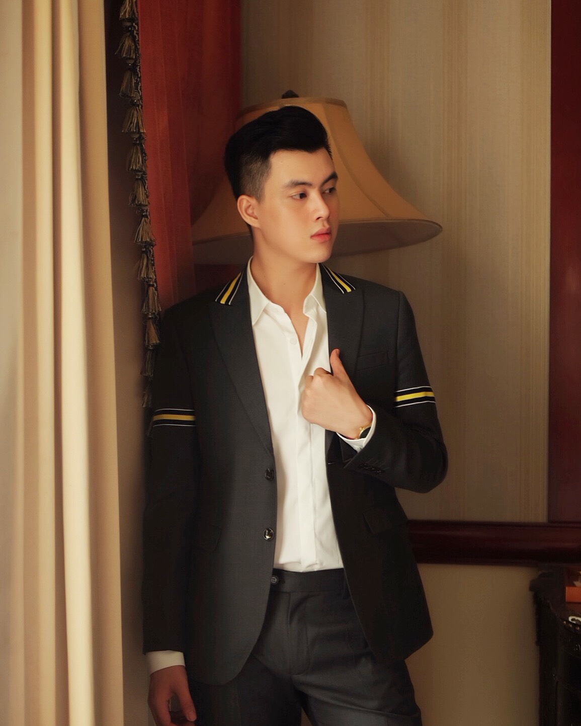 Vest ghi đậm bóng, phối kẻ vàng-tt- trắng cổ sau+bắp tay