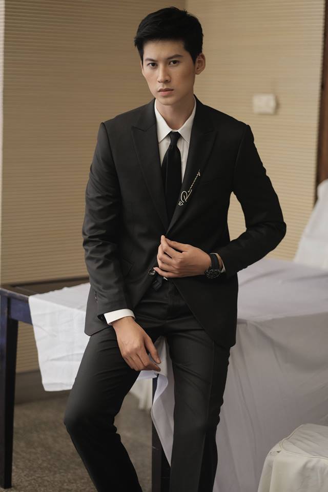 Vest đen trơn, ve nhỏ chữ ký Remmy