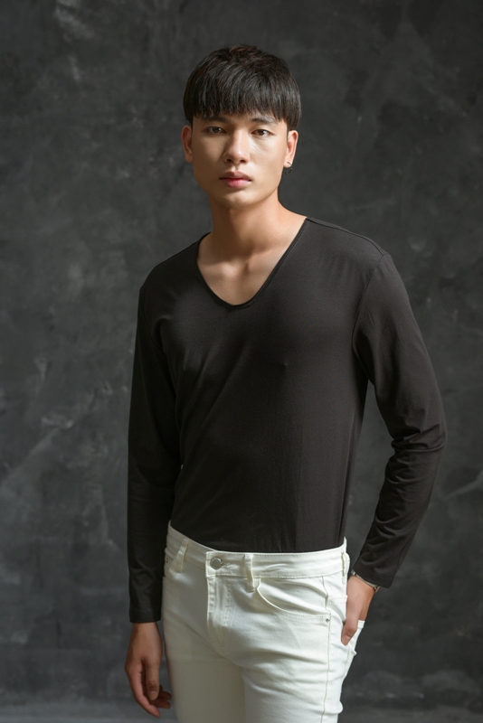 AT đen trơn cổ trễ -670 sz M